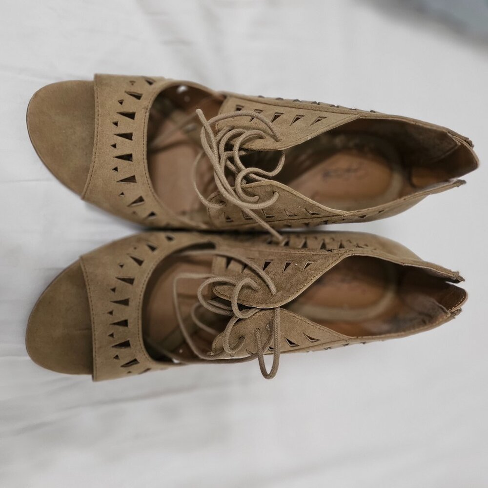 Tan Jaqueline Smith wedge sandals open toe